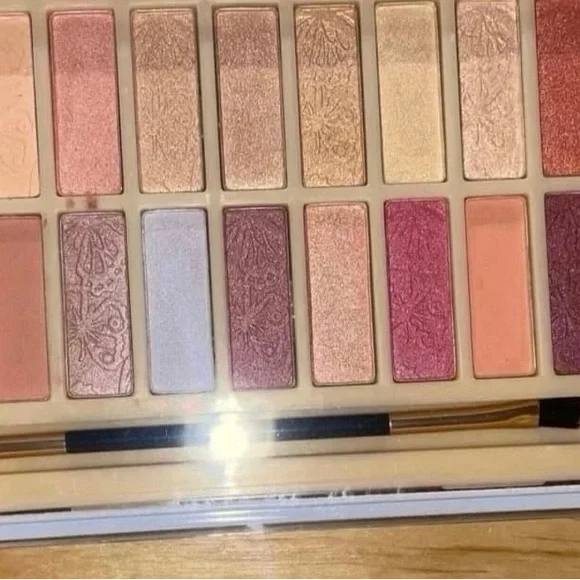 Nicole Miller Rosy Pinks & Golden Nudes Eyeshadow Palette - Picture 2 of 3
